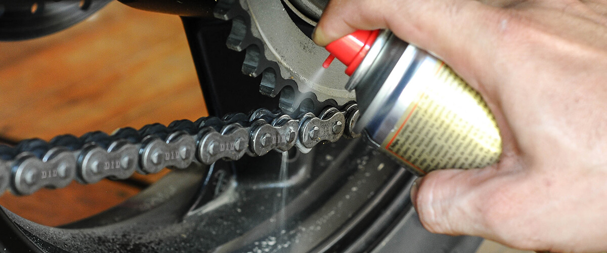 Como limpar e lubrificar as correntes da moto