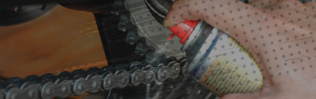 Corrente-de-moto-sendo-lubrificada-com-oleo-em-spray