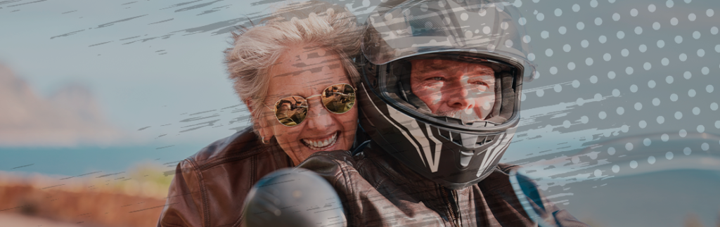 Casal viajando de moto 