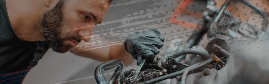 Mecanico-analisando-o-funcionamento-da-moto 