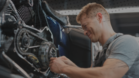 Homem-manipulando-corrente-de-moto