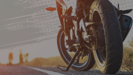 Close-up-de-roda-traseira-da-moto-ao-por-do-sol