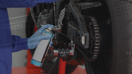 Mecanico-colocando-oleo-em-corrente-de-moto