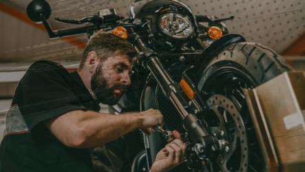 Mecanico-trabalhando-com-pecas-originais-e-paralelas